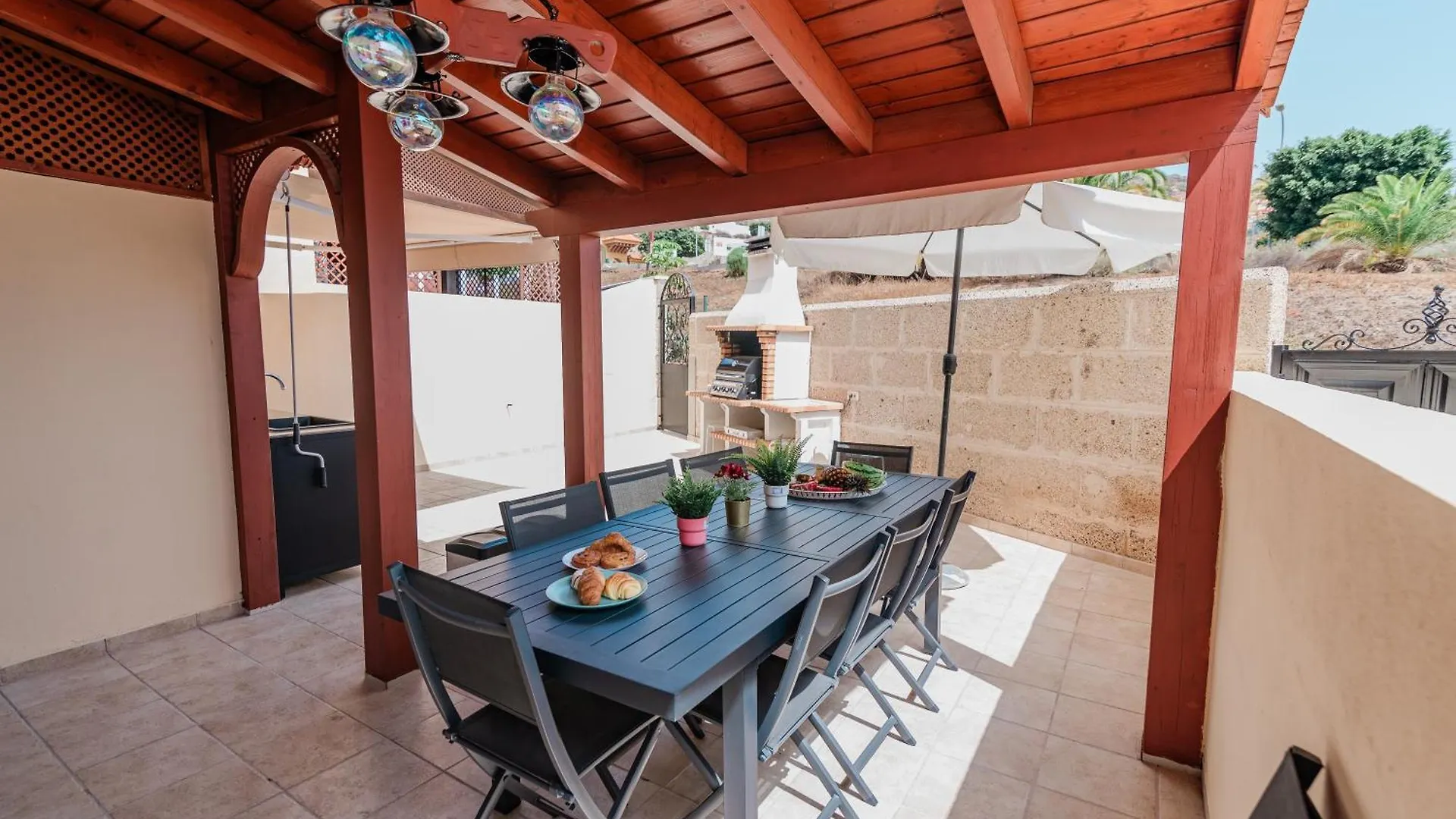 Comfortable 4-Bedroom Villa With Private Gardens Costa Adeje  0*, Costa Adeje (Tenerife) Spanien