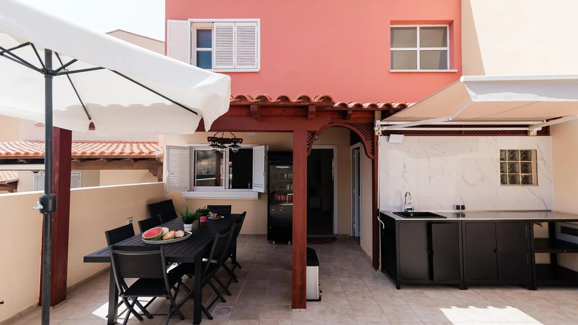 Comfortable 4-Bedroom Villa With Private Gardens Costa Adeje  Spanien